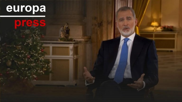 El monarca emite su discurso desde el Palacio Real, acompañado de una imagen con damnificados por el temporal, colaboradores y miembros del Ejército