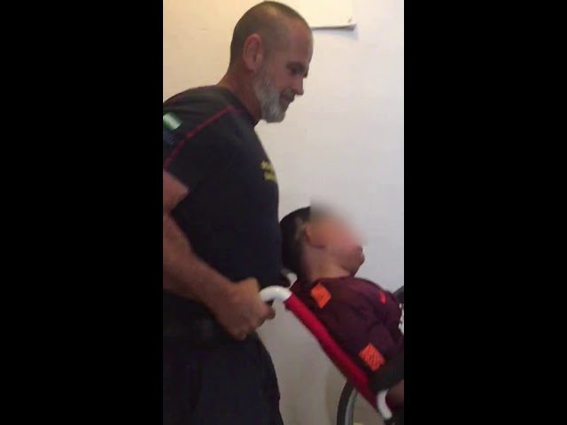 Entra en un vehículo de bomberos en Málaga y provoca un choque contra una escalera mecánica en el área de estacionamiento