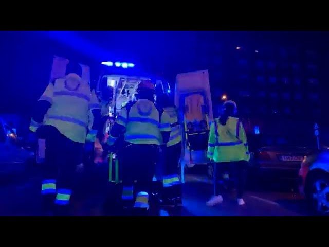 Incidente con fuego en vivienda elevada resulta en tres personas inhalando humo, incluyendo un infante de tres años