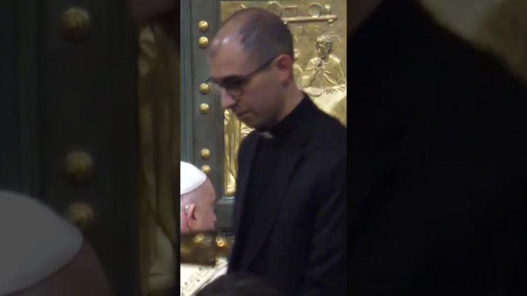 El consistorio ofrece a los ancianos entradas para el concierto de inicio de año en el palacio de la paz