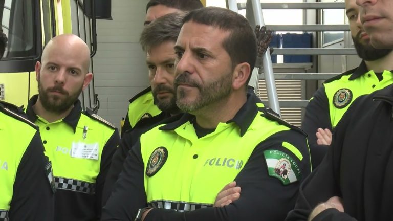 Nombramiento de nuevos agentes de policía y bomberos